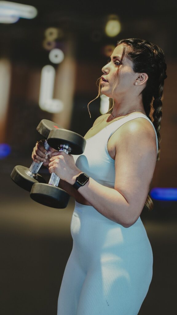 Mulher retomando uma sessão de exercícios com halteres